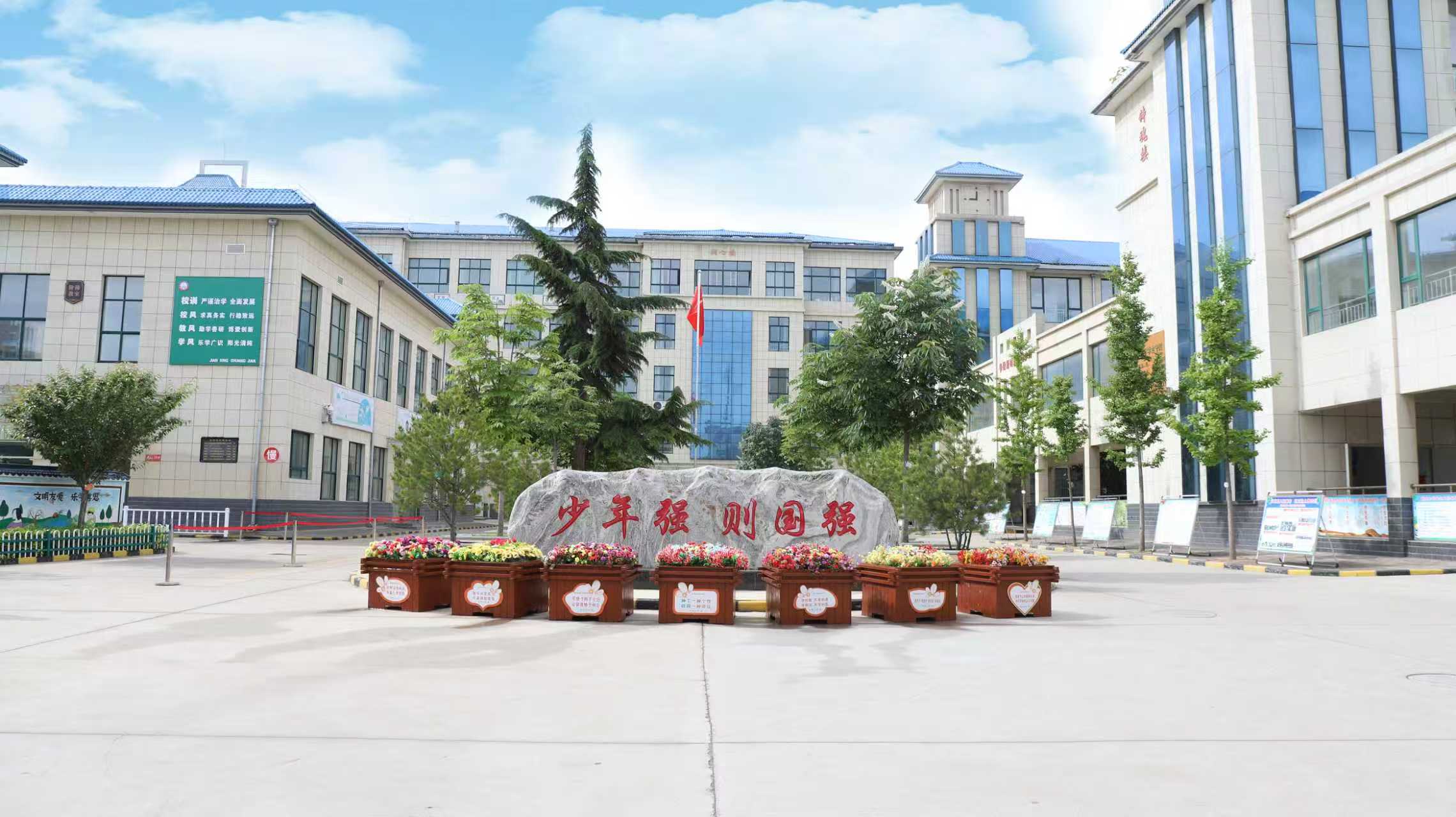 庆阳市西峰区新建小学建筑外观,现代化教学楼群,绿树环绕,阳光明媚