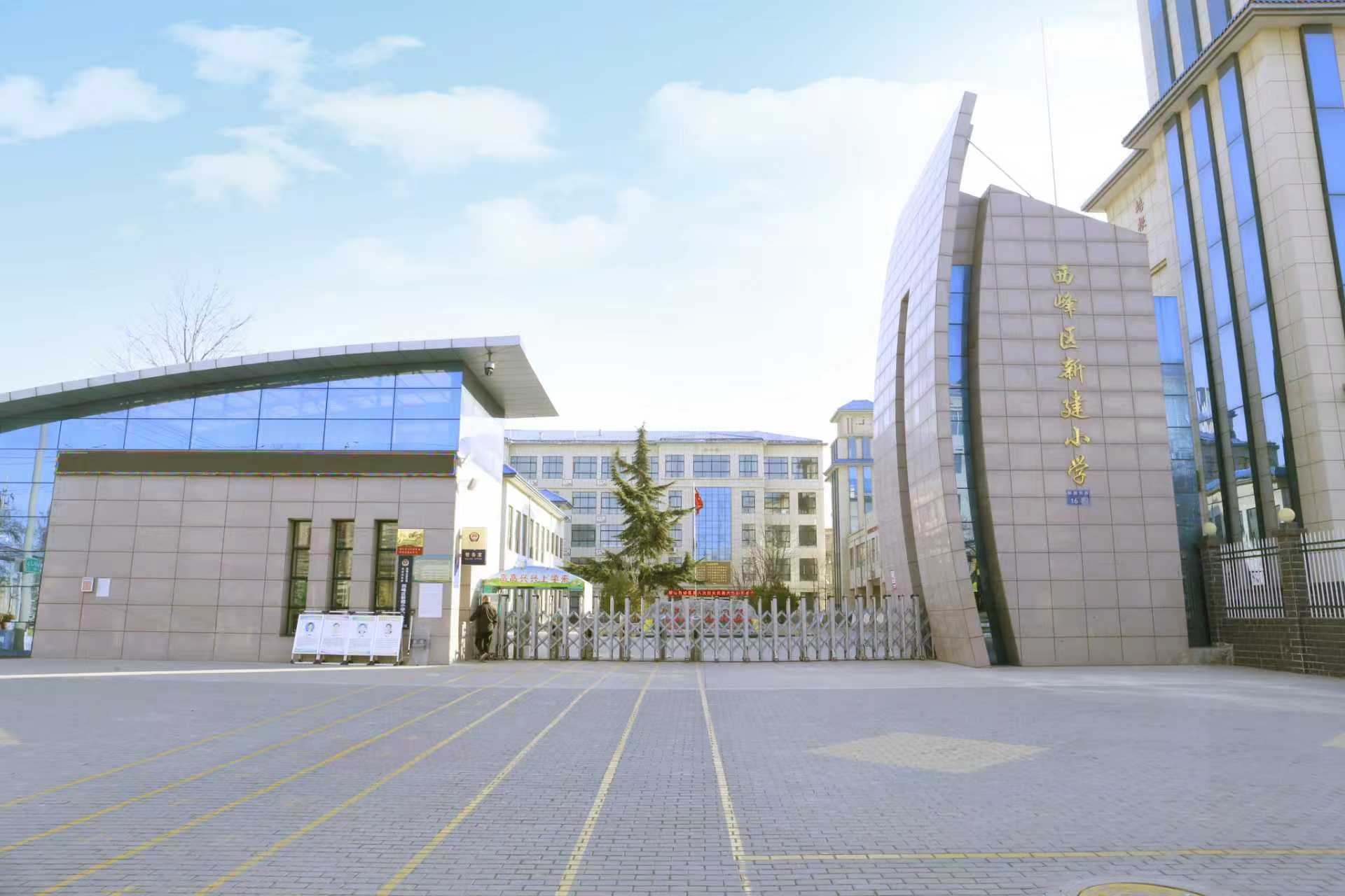 校园图书馆内部,书架整齐排列,学生安静阅读学习