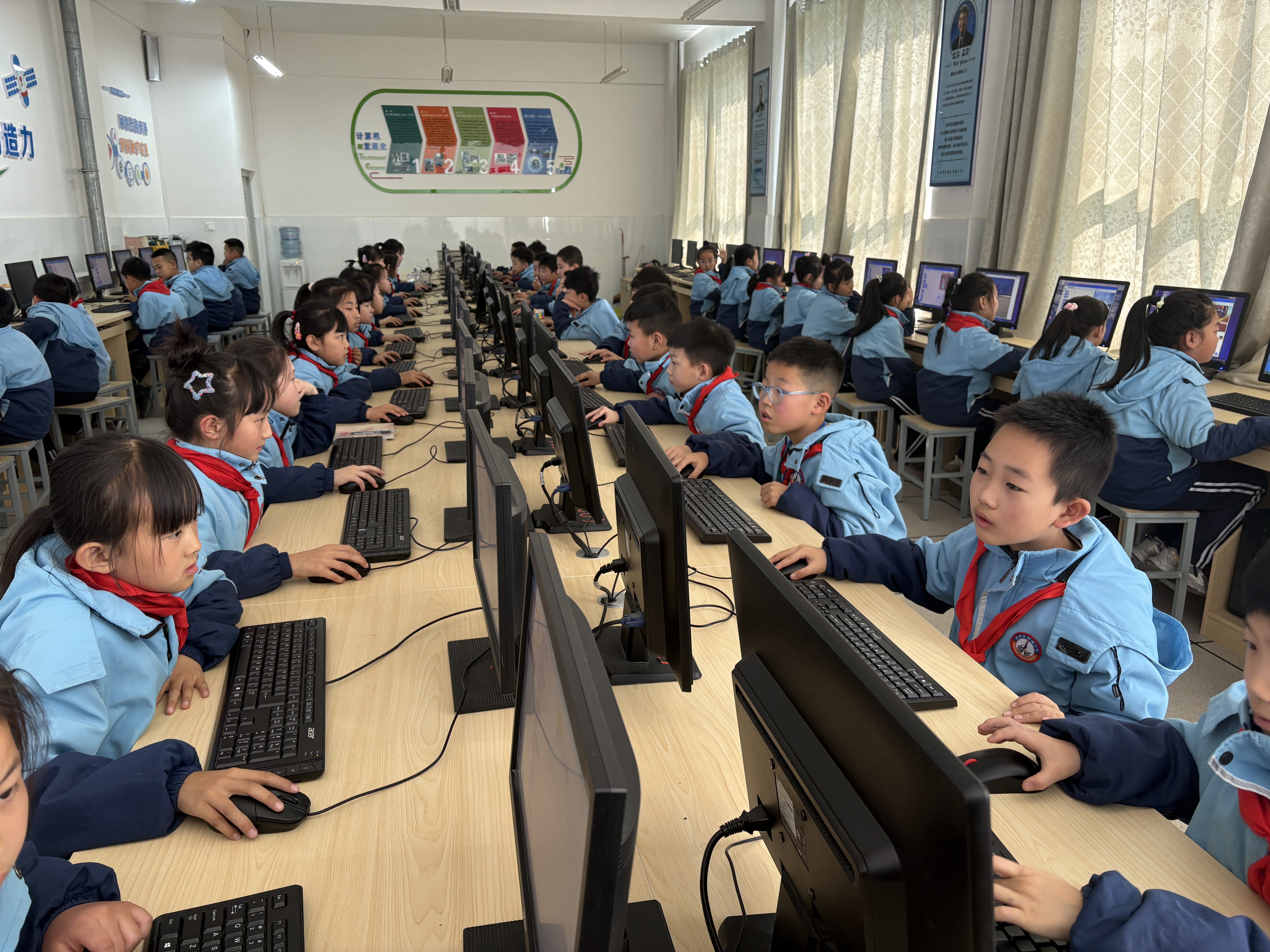 操场全景,绿茵场地,学生正在上体育课