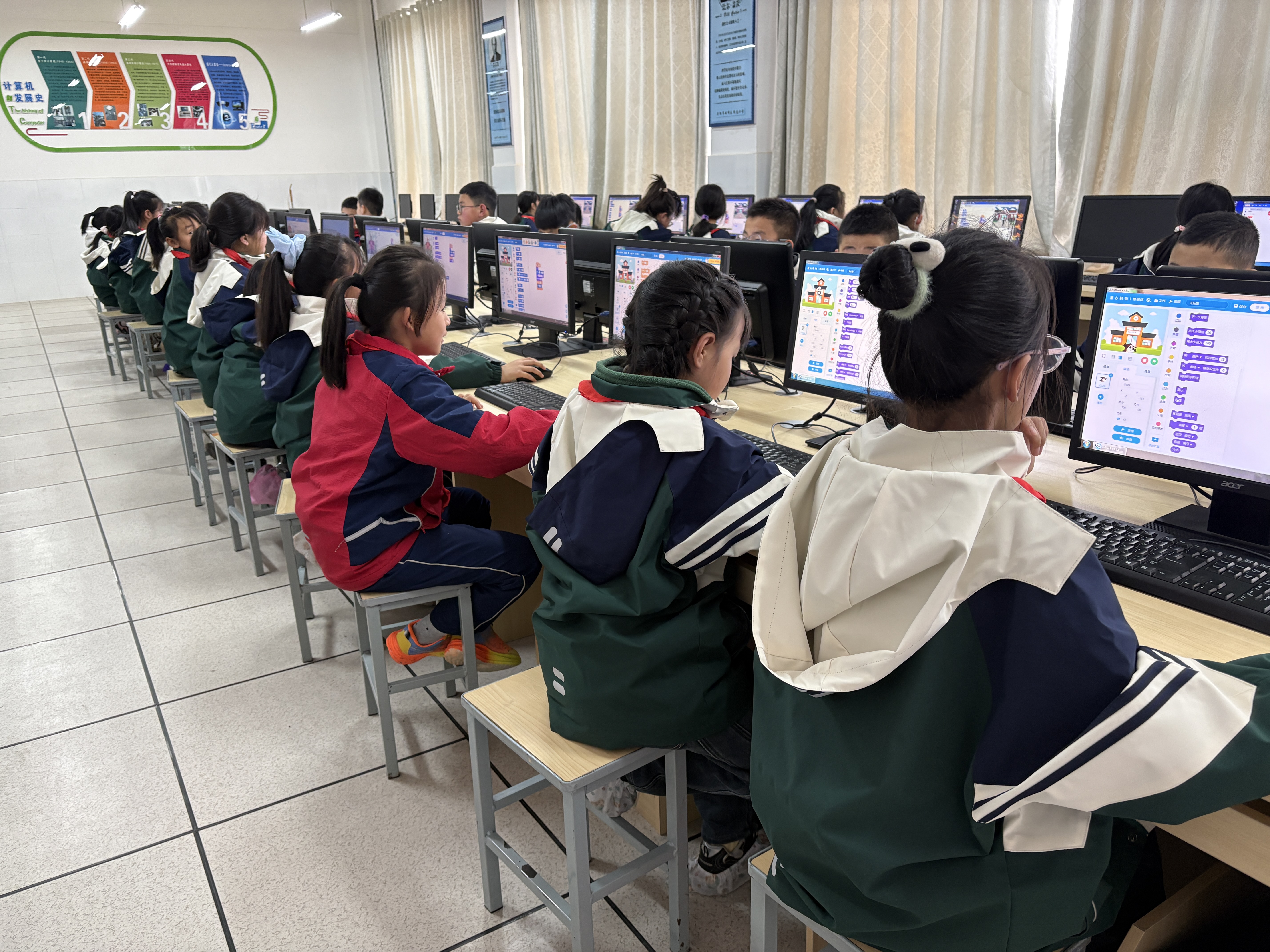 多功能教室,现代化设备齐全,学生正在上课