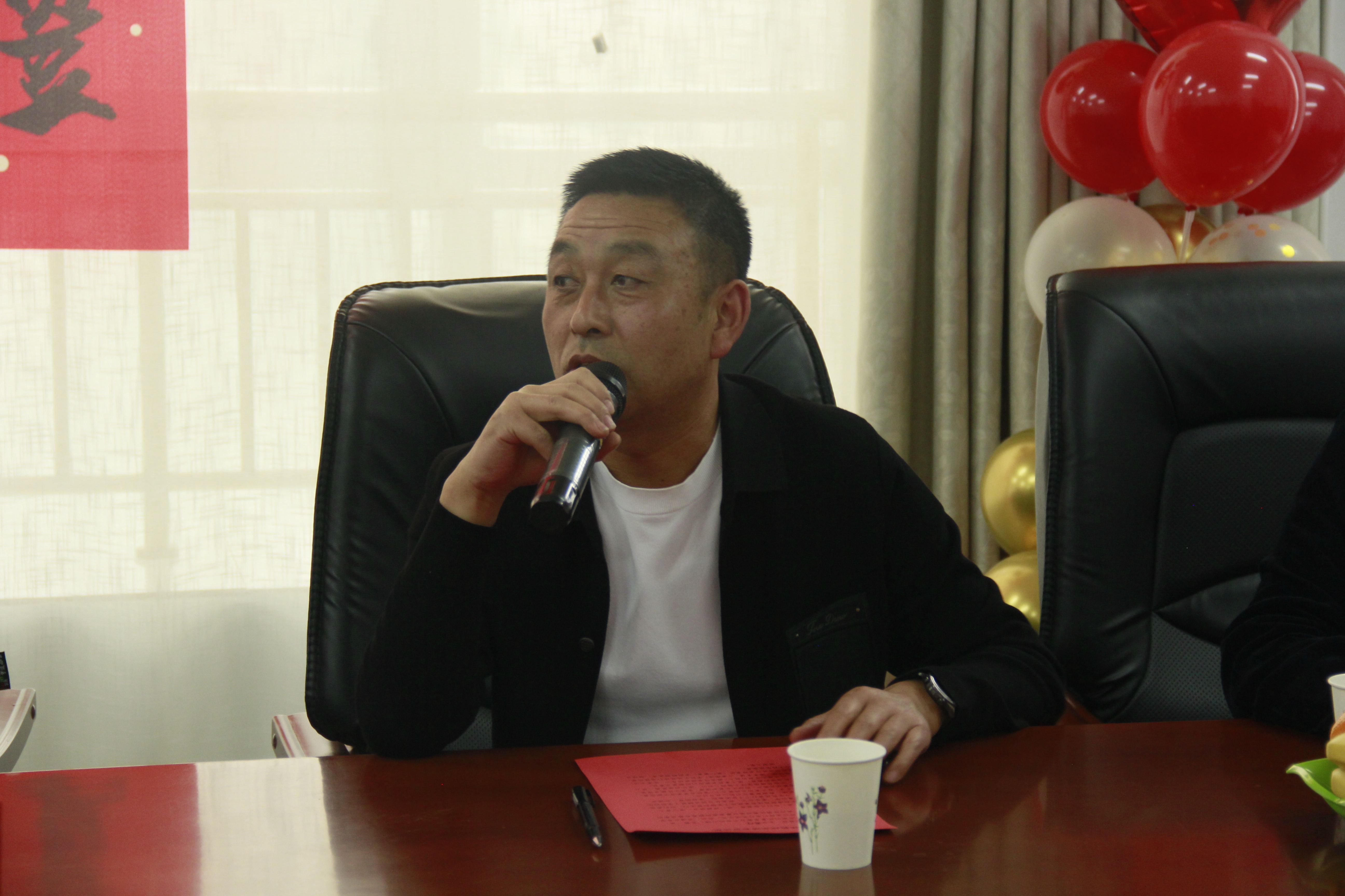 学校春季运动会现场,学生们积极参与各项比赛项目,操场热闹非凡