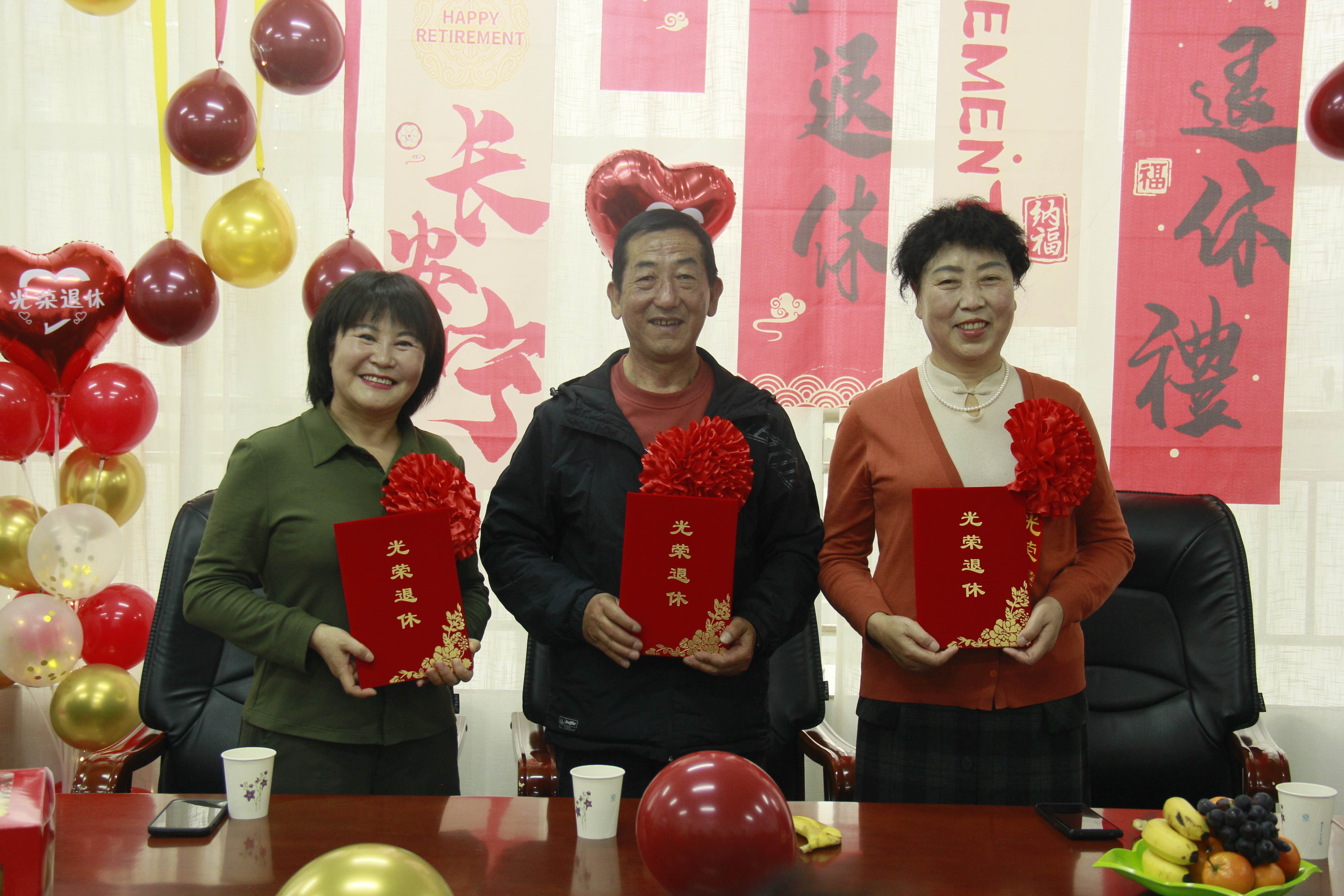 教师节庆祝活动,老师们身着正装,面带笑容,背景有鲜花装饰