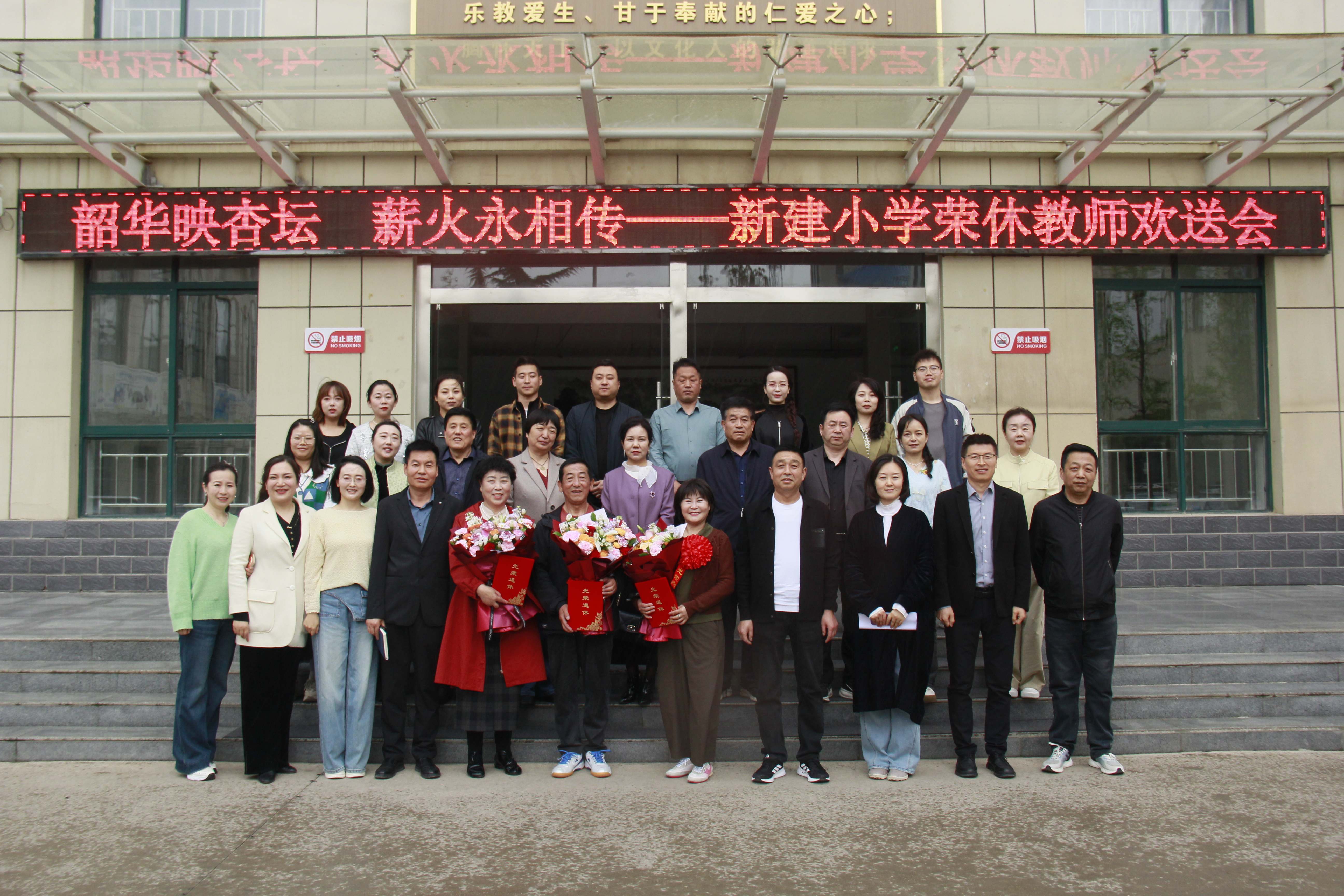 学生文艺汇演现场,舞台布置精美,学生们表演舞蹈节目